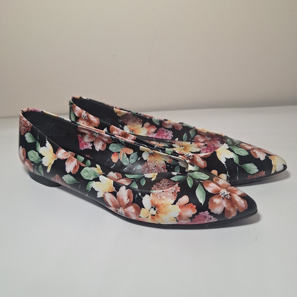 Nine West NWONLEE Dark Floral Pointed Toe Flats Black, Size 5.5M
